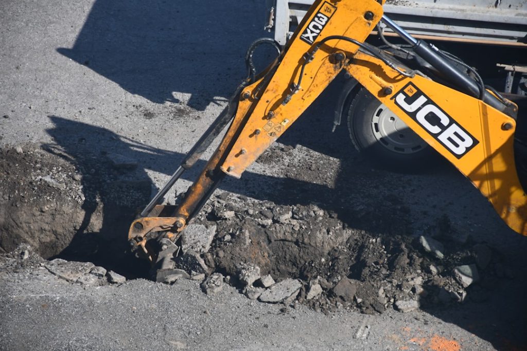 yellow-excavator-digging-in-the-dirt-zpcwv01pwry